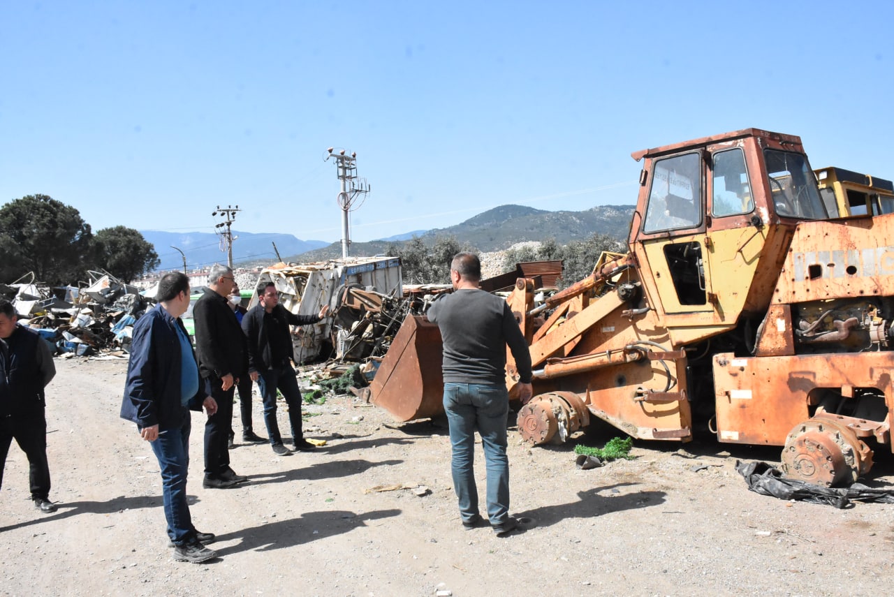 Edremit Belediyesi’nde 25 Taşıt ve İş Makinesi Hurdaya Ayrıldı